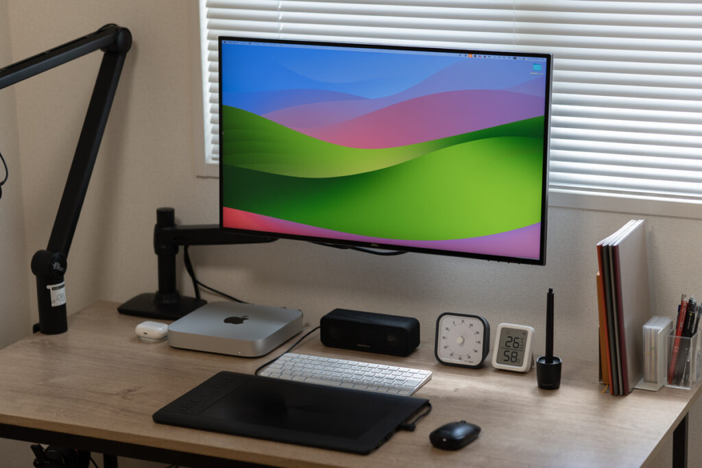 IllustratorやPhotoshopで仕事をする商業イラストレーターの作業デスク