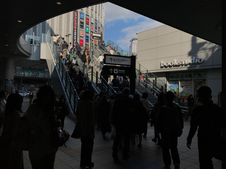 御堂筋北口すぐのエスカレーター