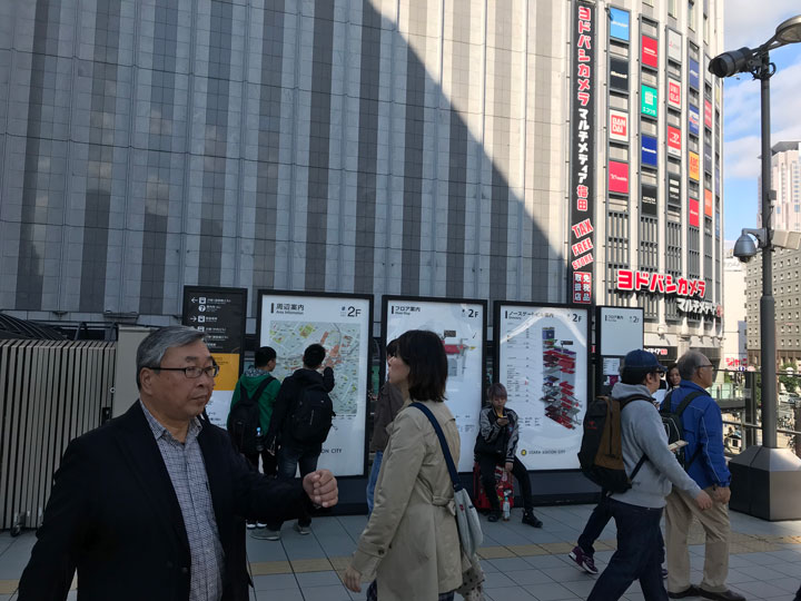 御堂筋北口を出たところのエスカレーターを上ったところ