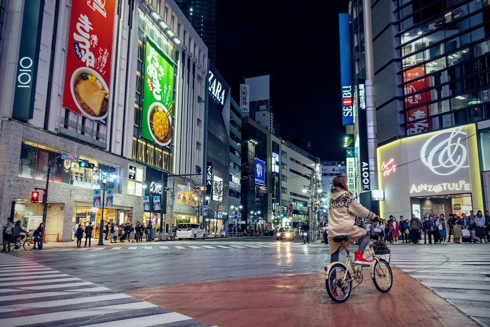 Photoshopで生成塗りつぶしをする前の人物が写った街の写真