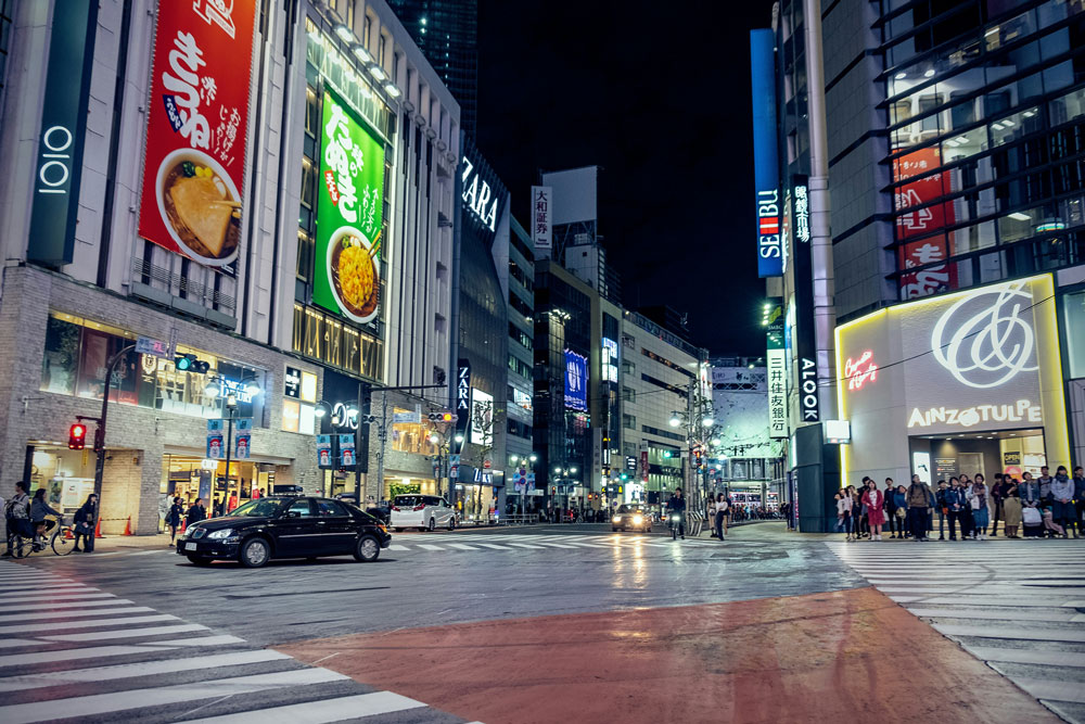 Photoshopの生成塗りつぶしで道路上にタクシーを生成した結果
