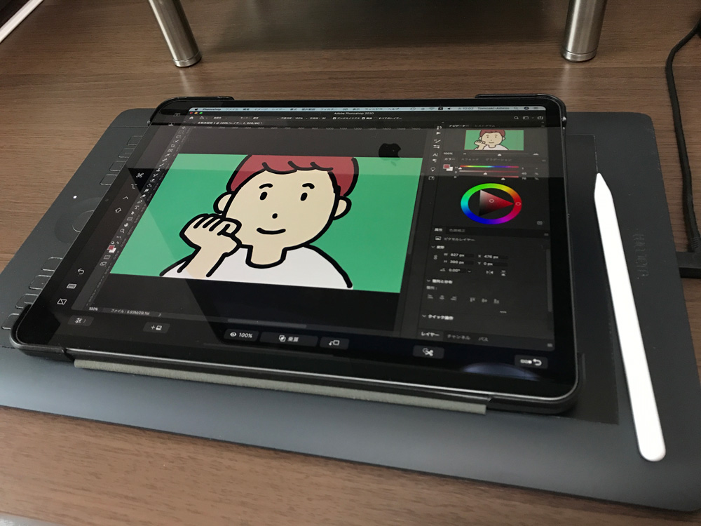 Sidecarを使ってPhotoshopでイラストを描いている写真